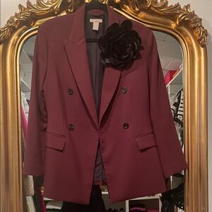 H&M Burgundy Double-Breasted Blazer with Black Flower Accent
🖤 OFFERS!!!